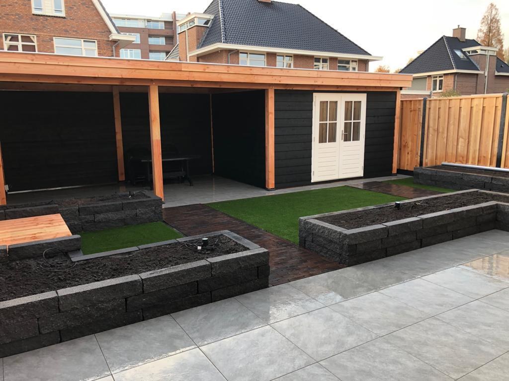 Detail van een robuuste houten overkapping